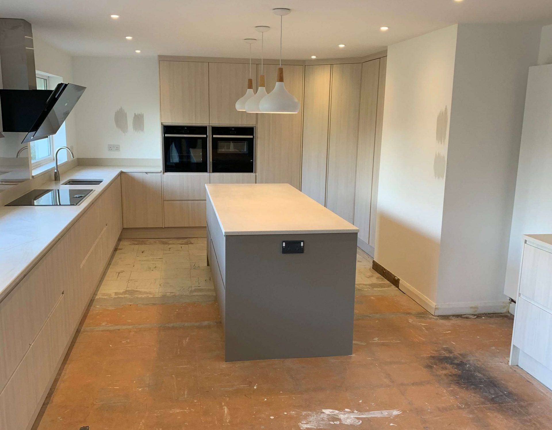 South West Fitted Kitchens Ltd 18 View Of Finished Kitchen From The Dining Area